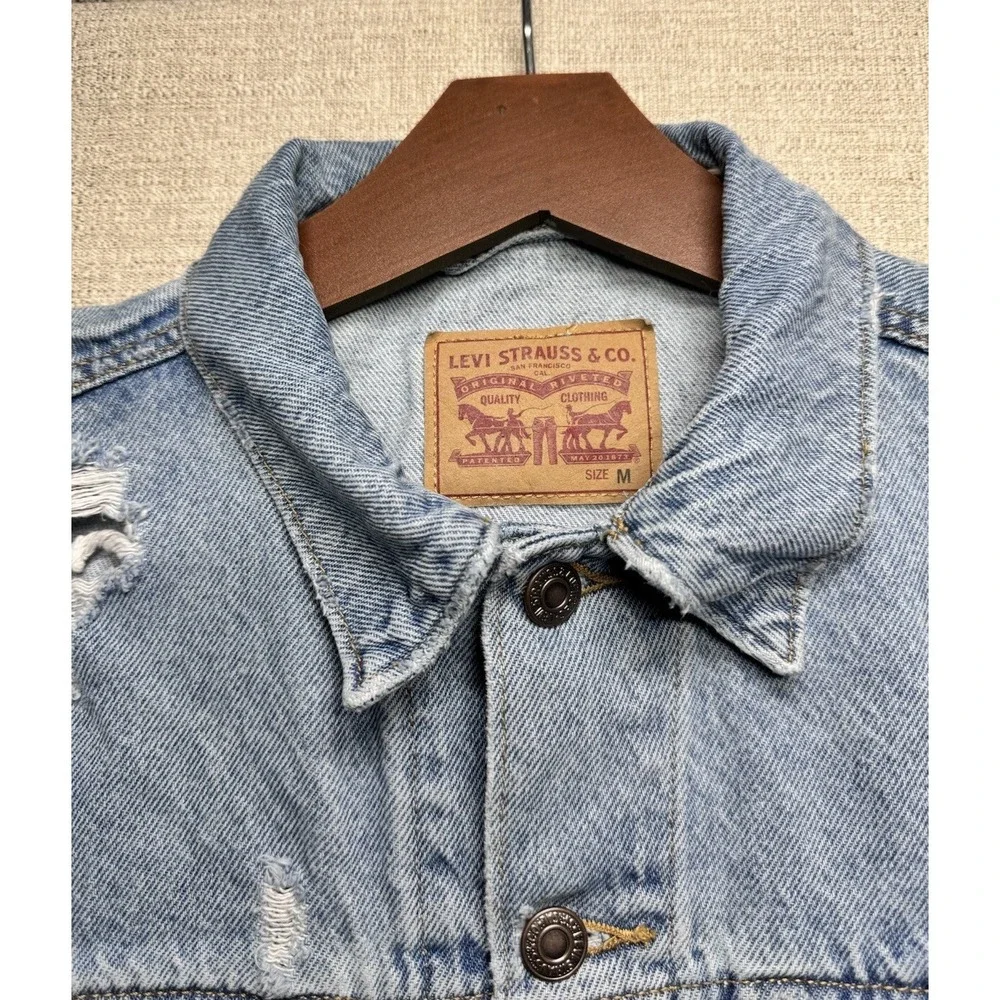 Levi's Men's Medium Distressed Denim Trucker Jacket Light Blue Jean Vintage Look